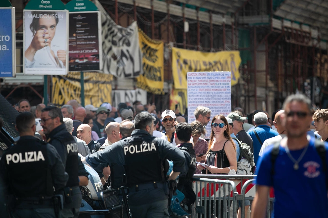 Un momento della protesta dei tassisti in Via del Corso