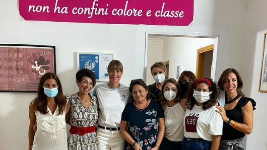 Nella foto Federica Pellegrini con le operatrici di Casa Fiorinda e l’assessora Chiodo