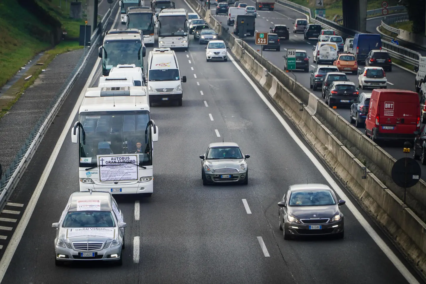 Napoli, autostrada in tilt. Autobus turismo in protesta: carro funebre in testa al corteo