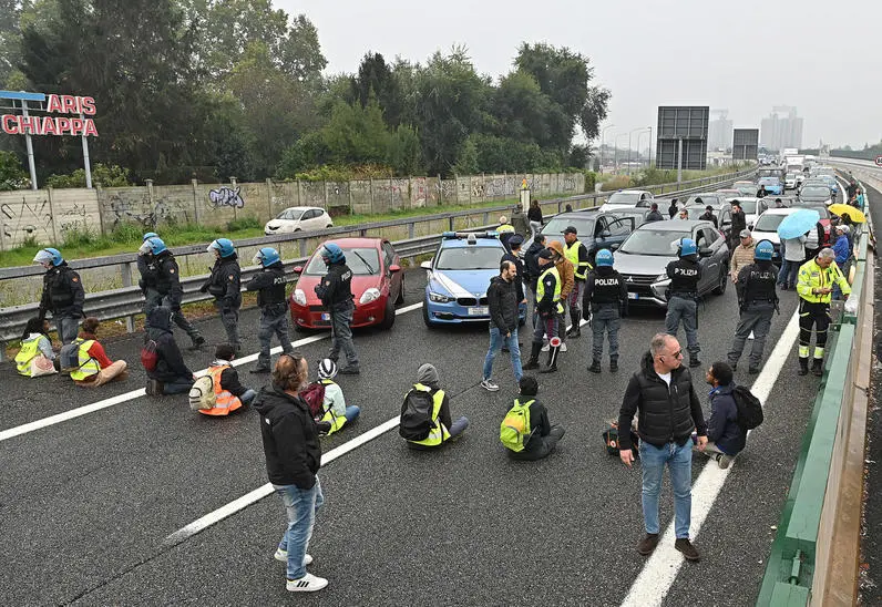 L’eco-protesta di ‘Ultima Generazione’ blocca l’autostrada. Traffico in tilt: "Basta"