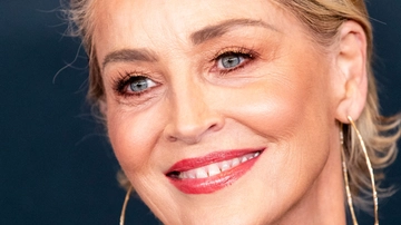 Sharon Stone si confessa: sono su Tinder con il mio vero nome, cerco l’amore