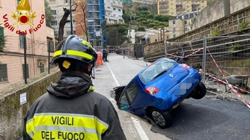 Napoli, voragine inghiotte auto: 87enne estratto dall'abitacolo