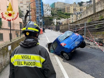 Napoli, voragine inghiotte auto: 87enne estratto dall'abitacolo