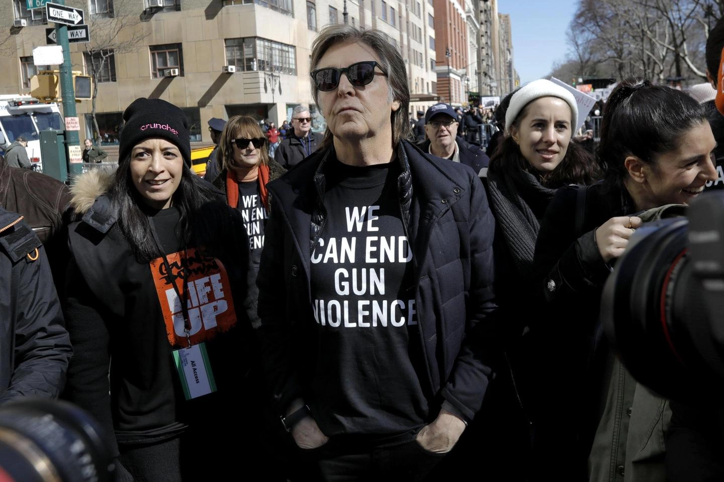Paul McCartney in strada a New York. Indossa una maglietta: "Possiamo fermare la violenza"