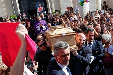 Funerali Murgia, Saviano e i familiari portano il feretro. La piazza gremita canta ‘Bella ciao’