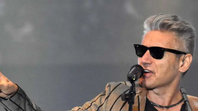 Ligabue operato a corde vocali, sta bene