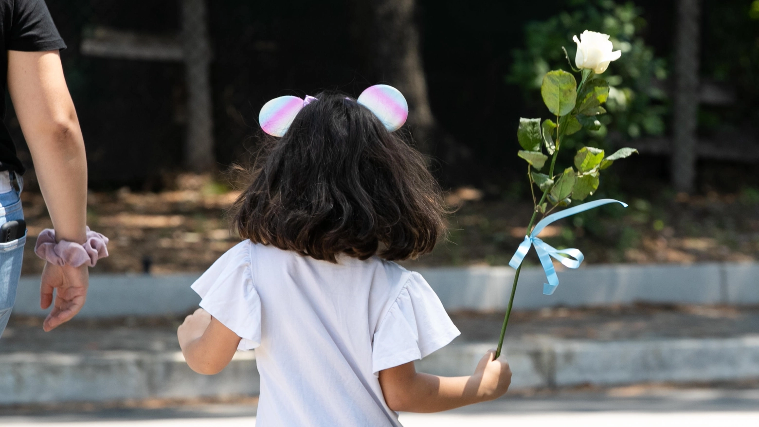 Casal Palocco, una bambina porta fiori sul luogo dell'incidente dove ha perso la vita il piccolo Manuel