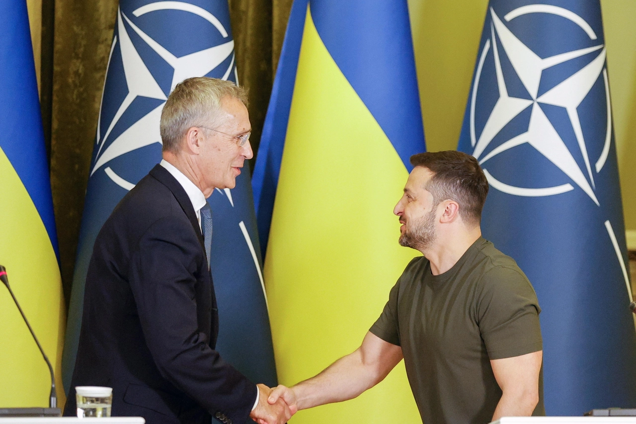 L'incontro fra Stoltenberg (Nato) e Zelensky a Kiev  - Foto Epa