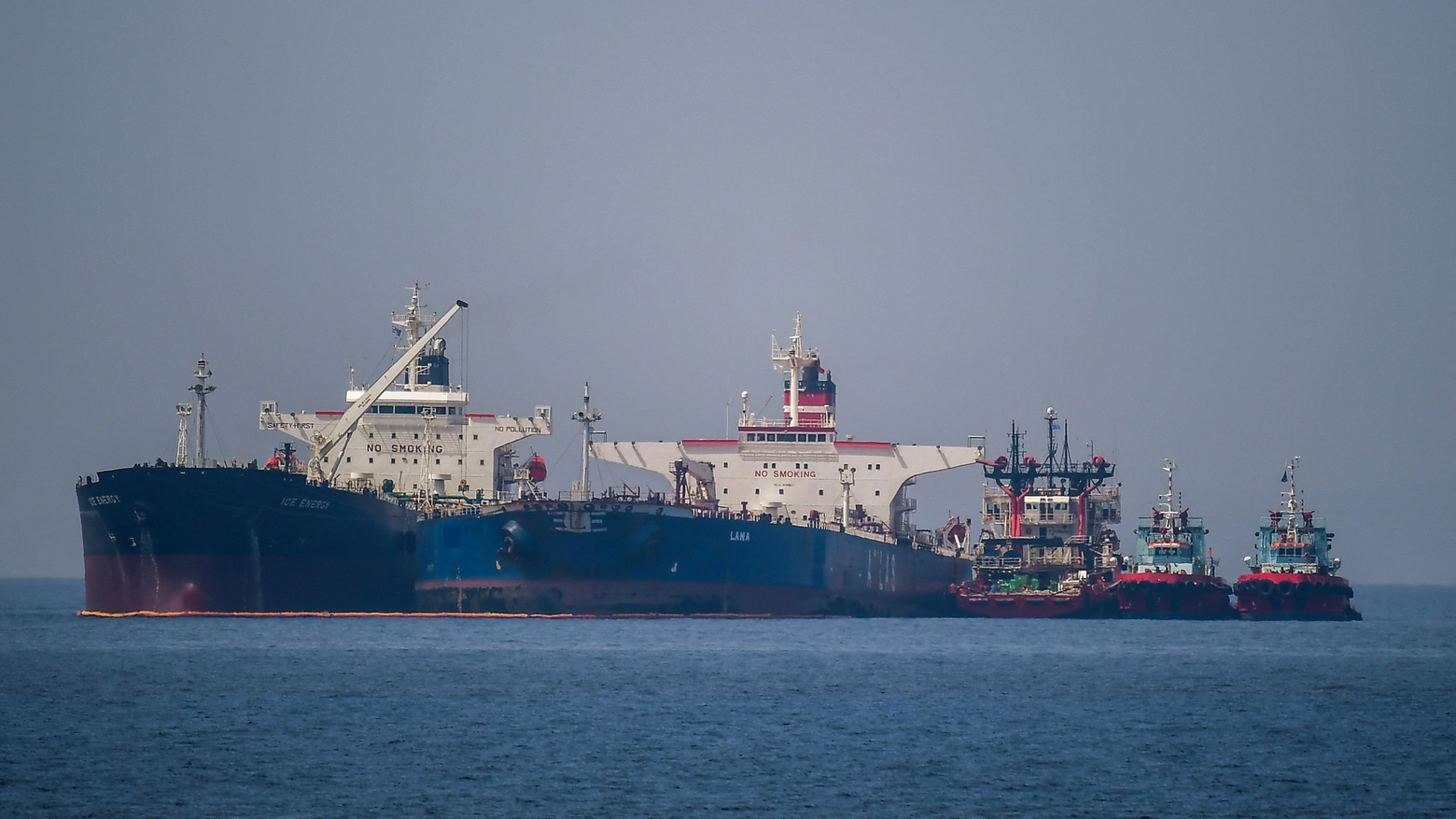 Foto d'archivio: una petroliera battente bandiera liberiana riceve greggio da una nave russa (Ansa)