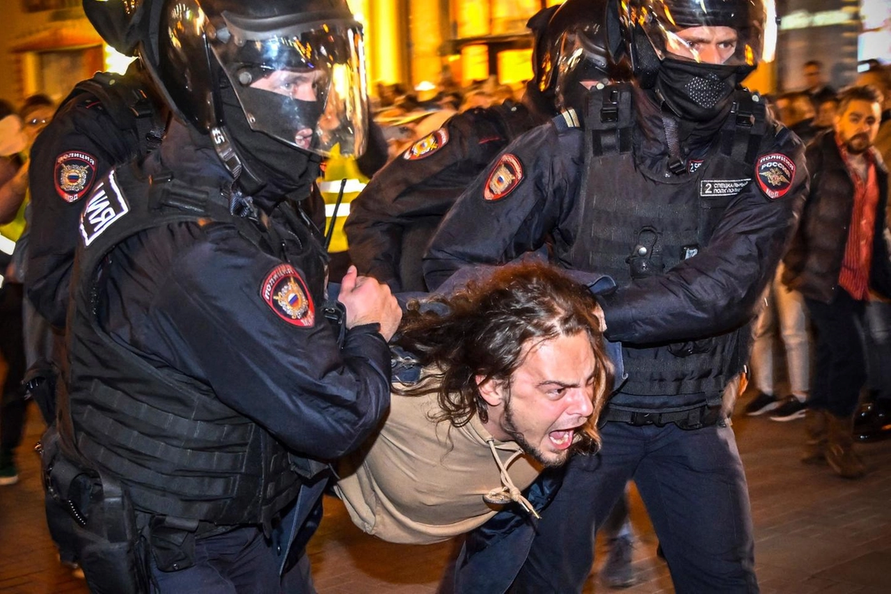 Proteste a Mosca contro la mobilitazione parziale (Ansa)