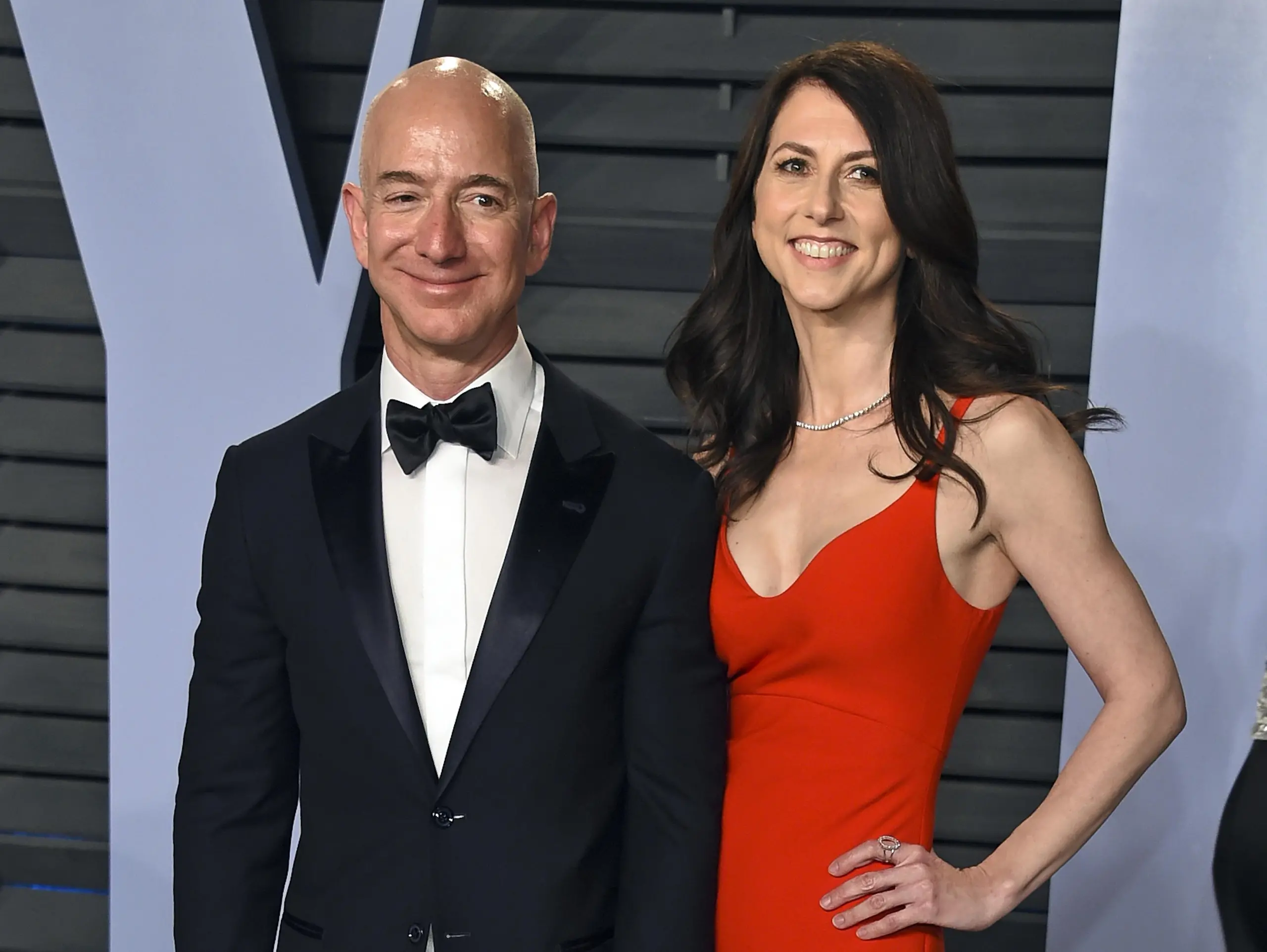 Jeff Bezos, ufficializzato il divorzio, alla moglie 38 miliardi di dollari