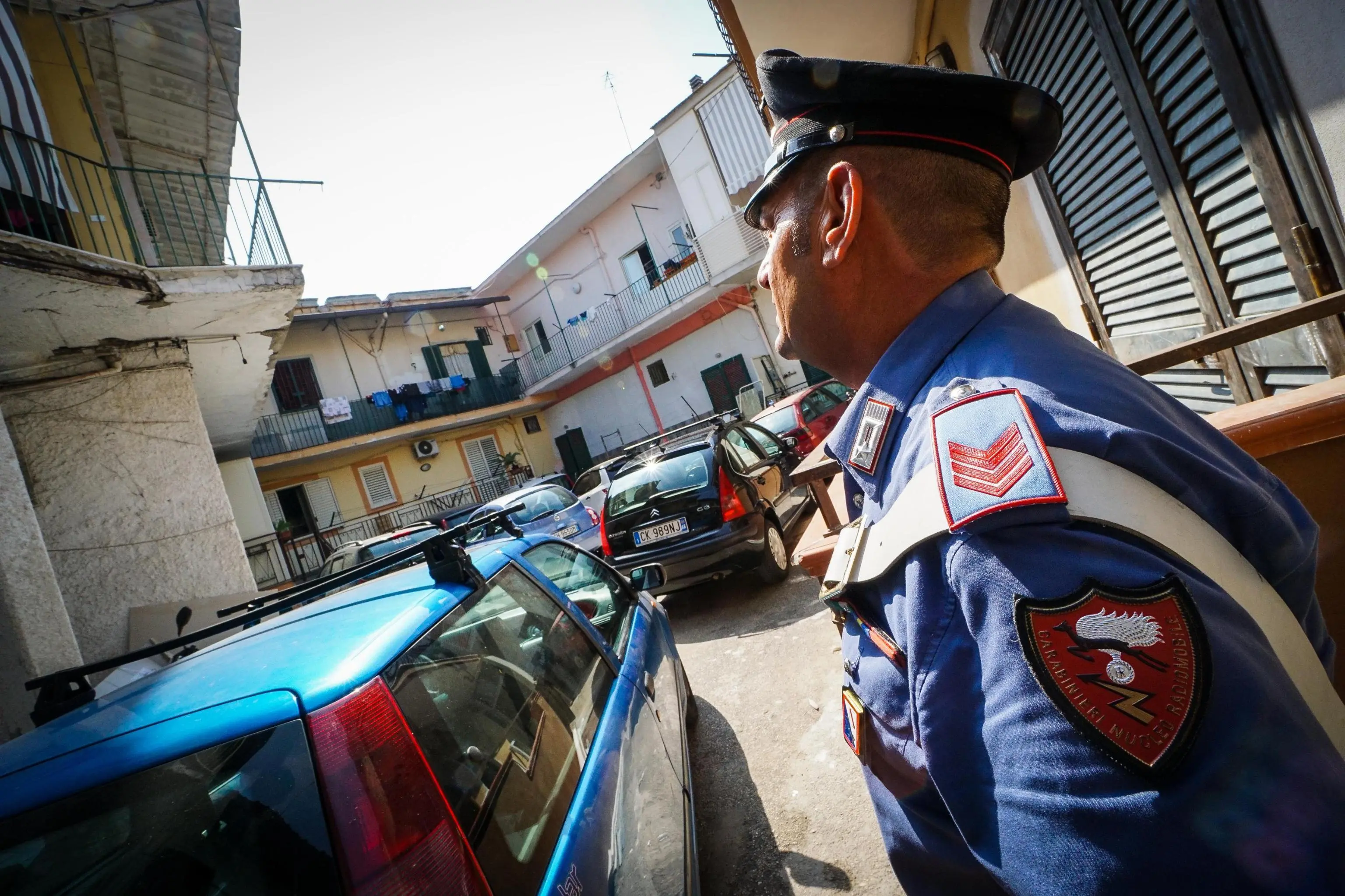 Napoli, in casa una pistola a salve modificata con silenziatore: arrestato 23enne