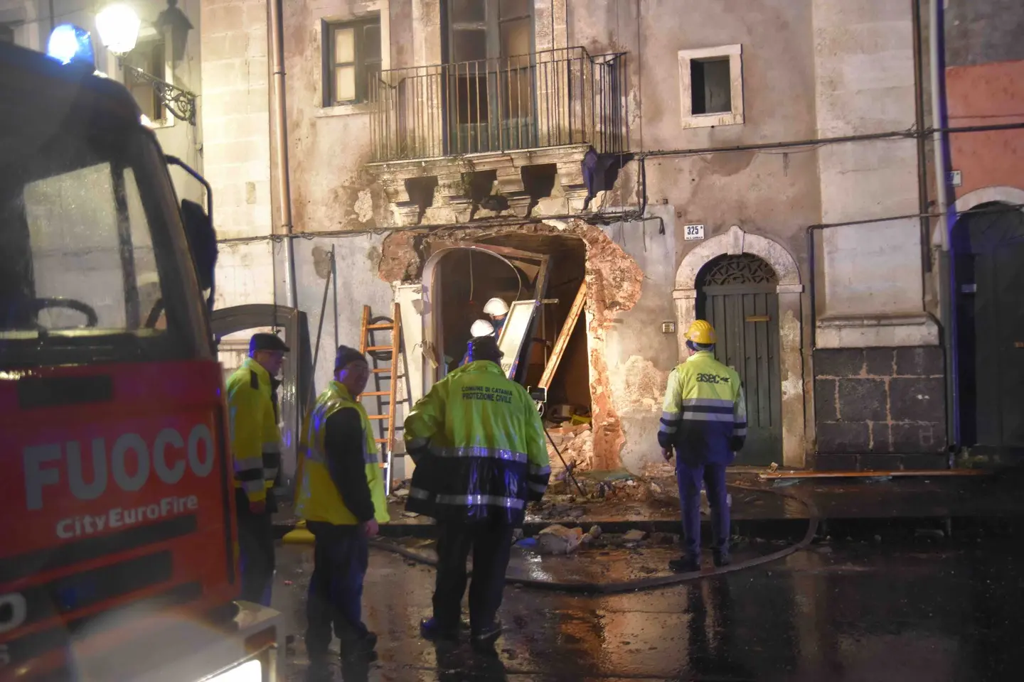 Catania, forte esplosione in un palazzo investe i vigili del fuoco. Tre vittime