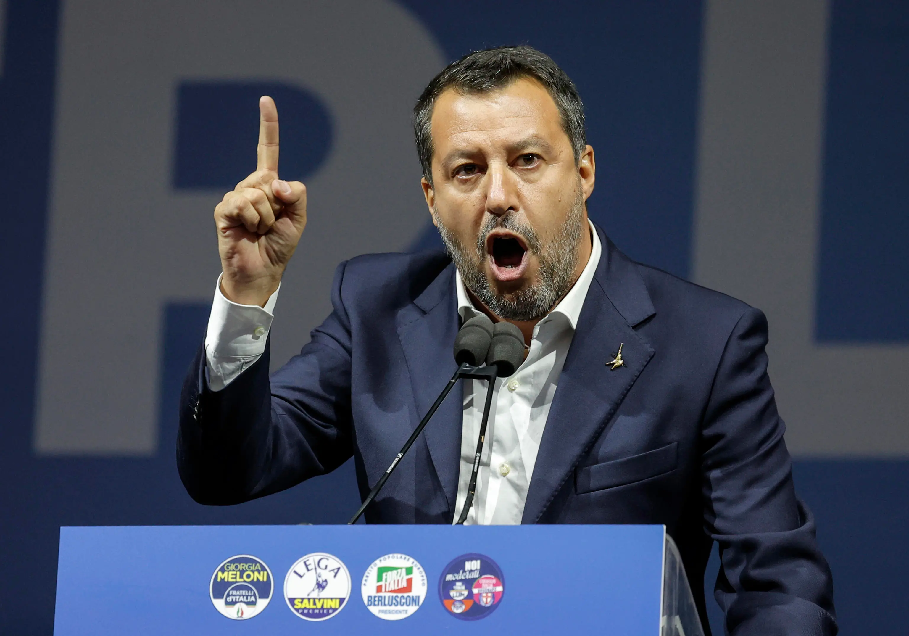 Salvini: "Via il canone Rai dalla bolletta". Matteo imita Silvio