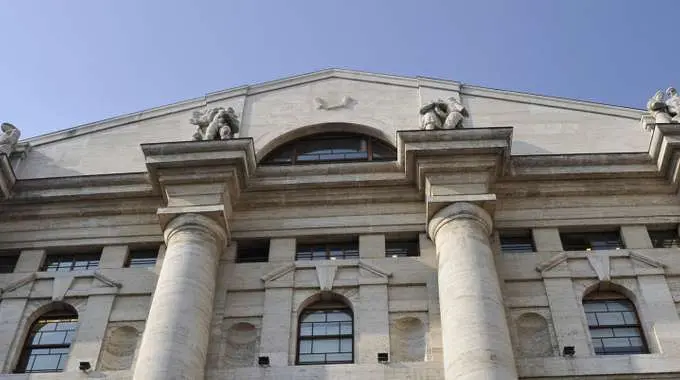 Borsa: Milano sale (+0,9%) con Fiat