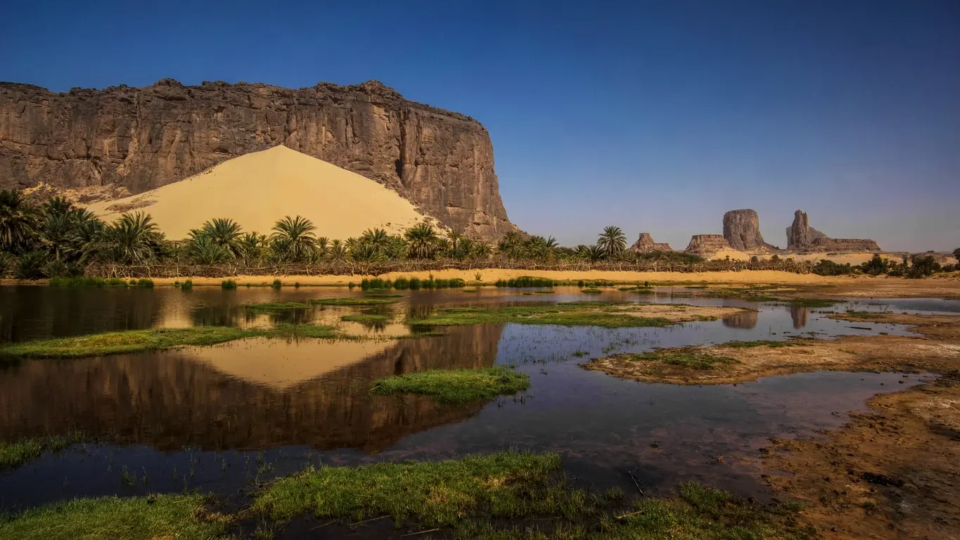 Il deserto del Sahara come non l'avete mai visto, tra laghi e arte rupestre