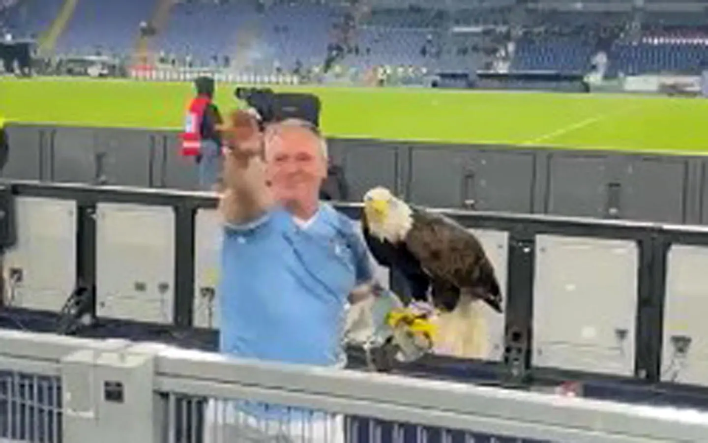 Lazio saluto romano allo stadio: sospeso dal club il falconiere dell’Olimpya/VIDEO