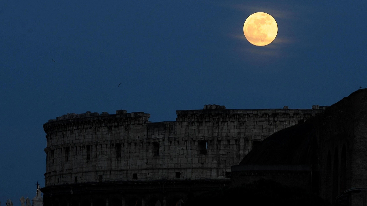 La superluna su Roma nel 2012 (Ansa)