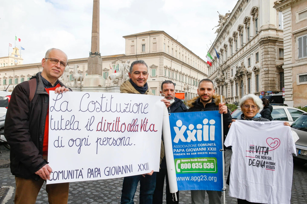 Uno striscione pro vita davanti alla Corte Costituzionale