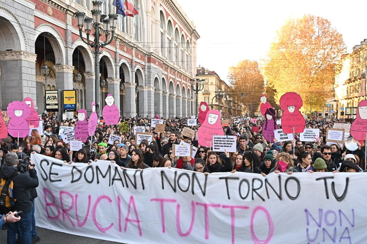 Anche a Torino si è snodato il corteo dell'associazione 'Non una di meno'