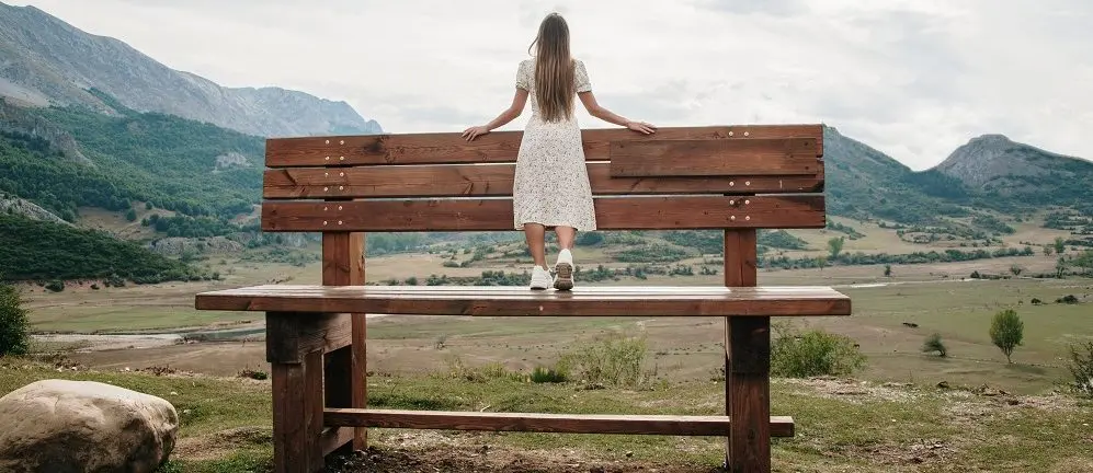 Panchine giganti nei luoghi segreti delle Langhe