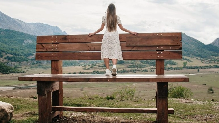 Panchine giganti nei luoghi segreti delle Langhe