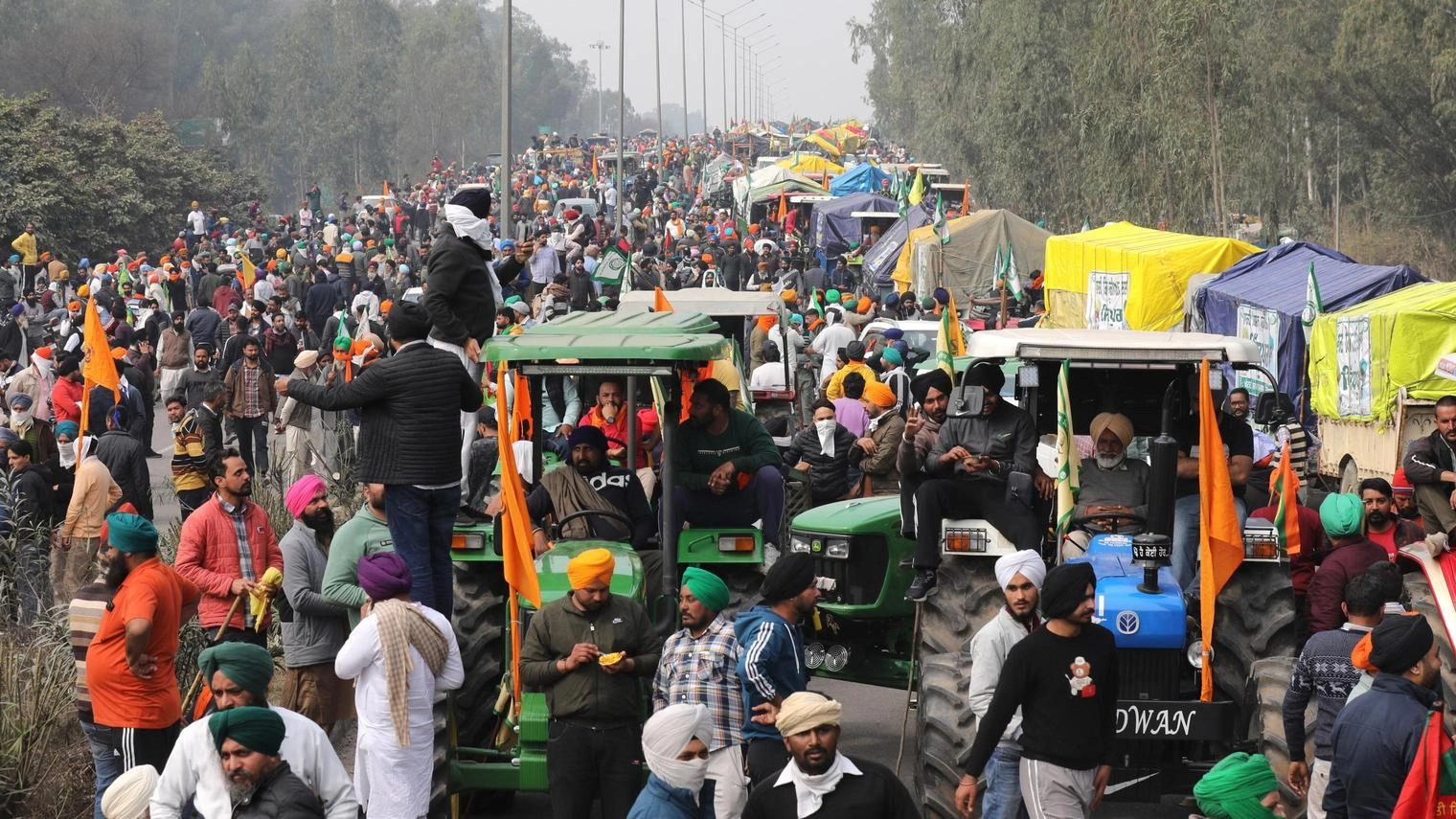 India: lacrimogeni sugli agricoltori in marcia verso Delhi