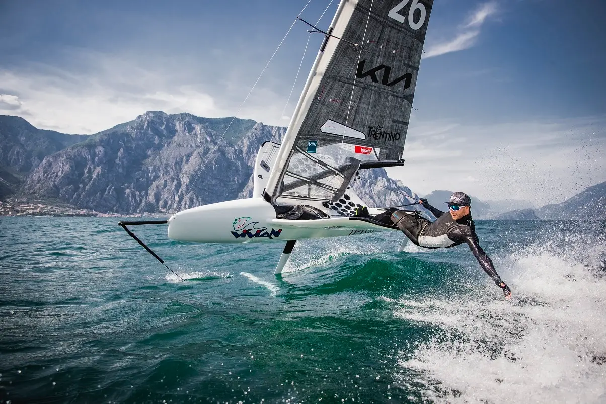 Lago di Garda, un mare tra le Alpi: è qui il paradiso degli sport acquatici