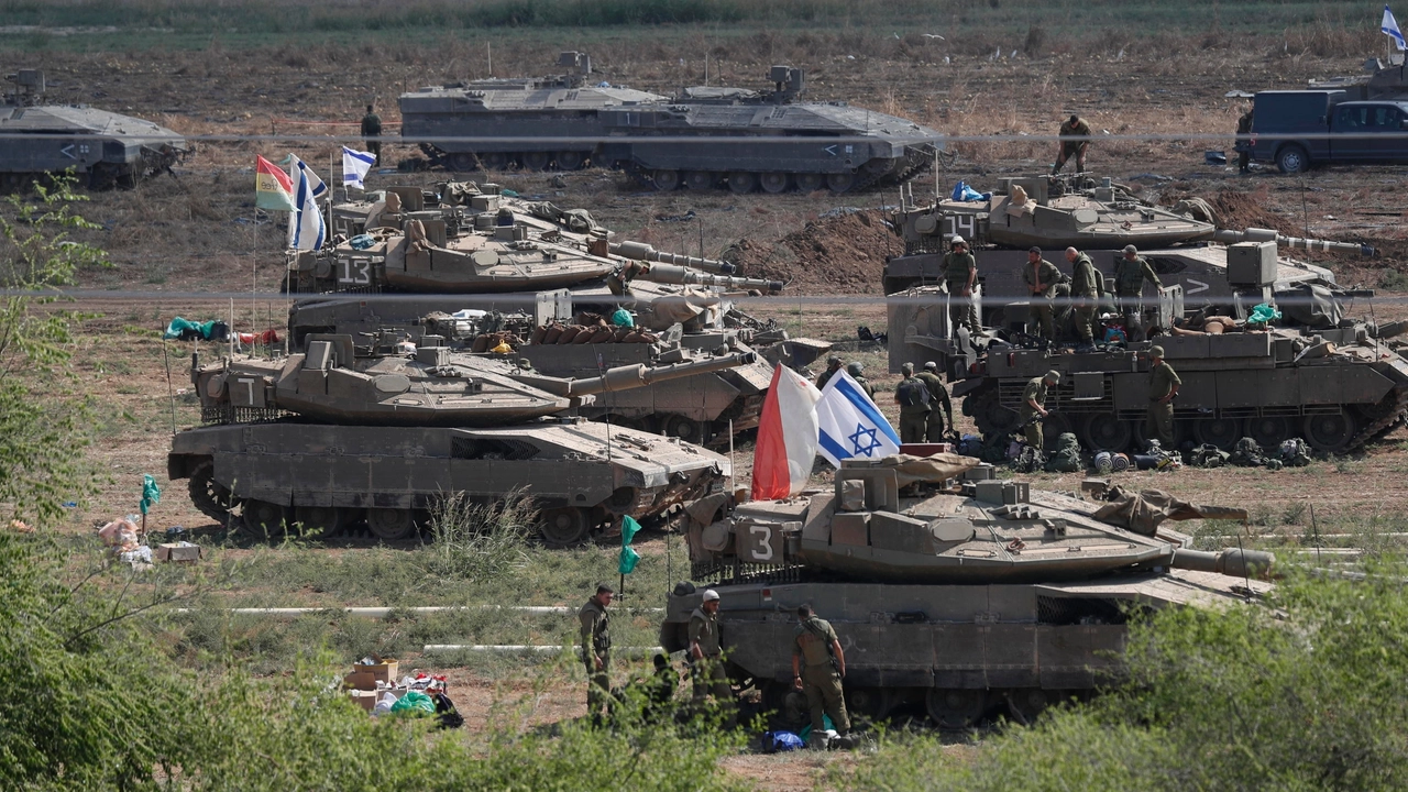 Tank israeliano al confine con la Striscia di Gaza (Ansa)