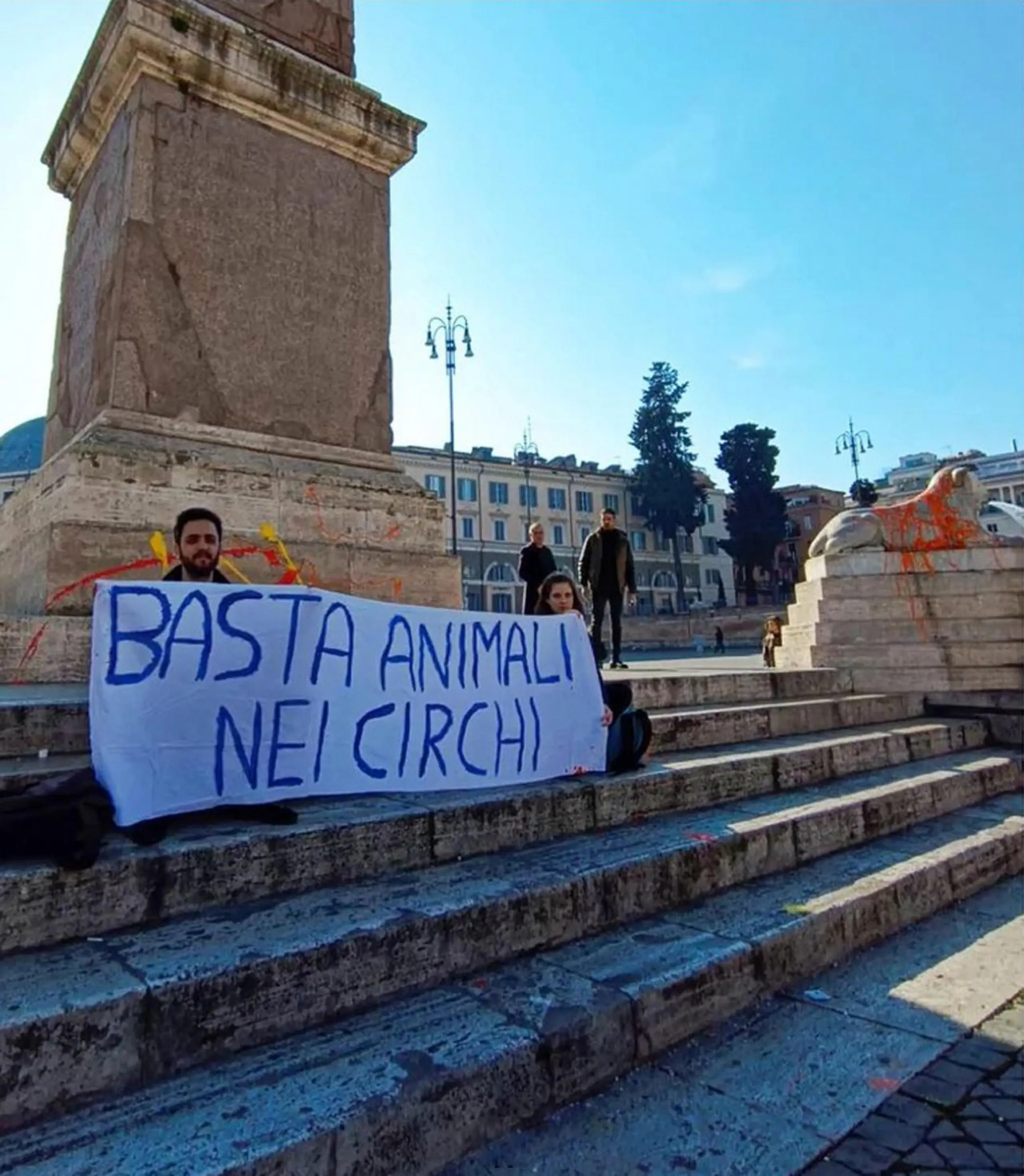 Blitz Degli Animalisti In Piazza Del Popolo, Imbrattata La Fontana Dei ...