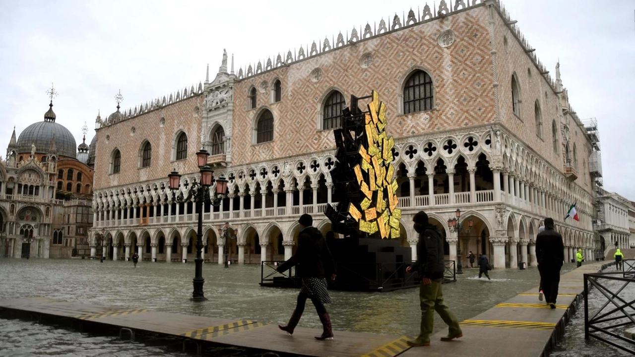 Venezia allagata a causa dell'acqua alta (Ansa)