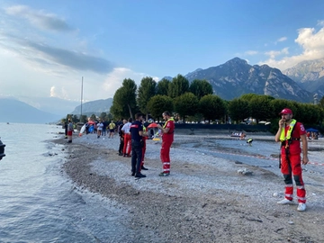 Mandello Del Lario, ragazzina di 11 anni si tuffa e non riemerge: ricerche nel lago