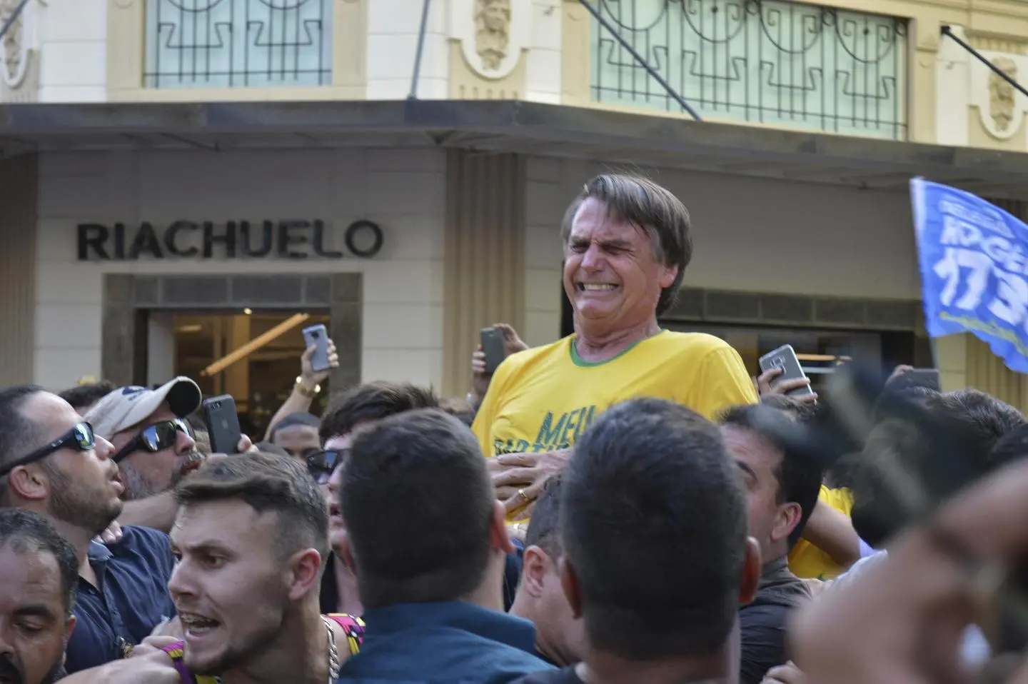 Brasile, accoltellato candidato presidente Bolsonaro