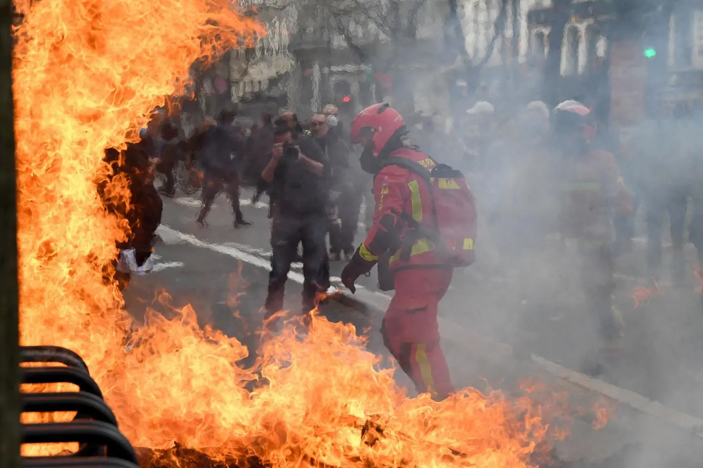 Parigi brucia, black bloc in azione contro la riforma delle pensioni