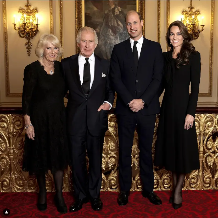 Re Carlo con Camilla, William e Kate: ecco la prima foto ufficiale dopo il lutto