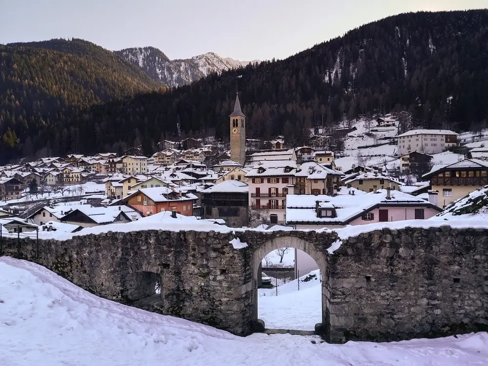 Mercatini di Natale a Ossana, nel il borgo dei mille presepi