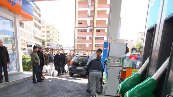 Benzina: Assopetroli,tasse insostenibili