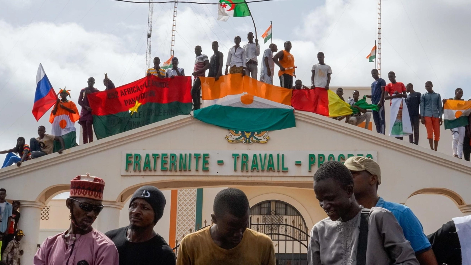 Golpe in Niger, migliaia in piazza per l’Indipendenza  Biden chiede la liberazione del presidente Bazoum