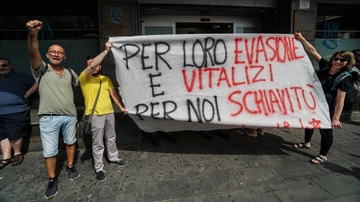 Reddito di cittadinanza, protesta davanti alla sede Inps di Napoli: “Le guerre dei poveri le vincono i ricchi”. Video