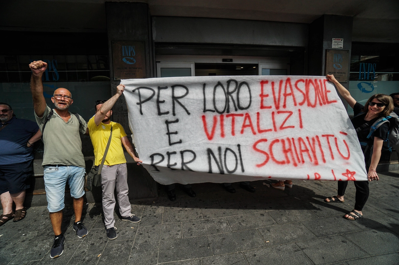 La protesta davanti alla sede Inps di Napoli per il reddito di cittadinanza.