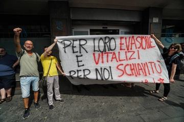 Reddito di cittadinanza, protesta davanti alla sede Inps di Napoli: “Le guerre dei poveri le vincono i ricchi”. Video