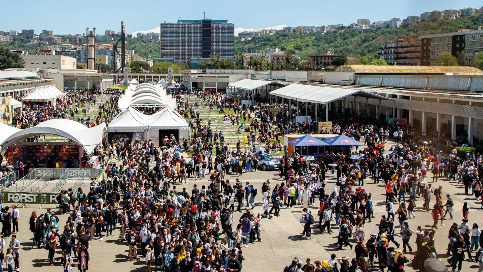 Comicon al via a Napoli, migliaia di visitatori e il commissario Mascherpa gioca con la Polizia di Stato