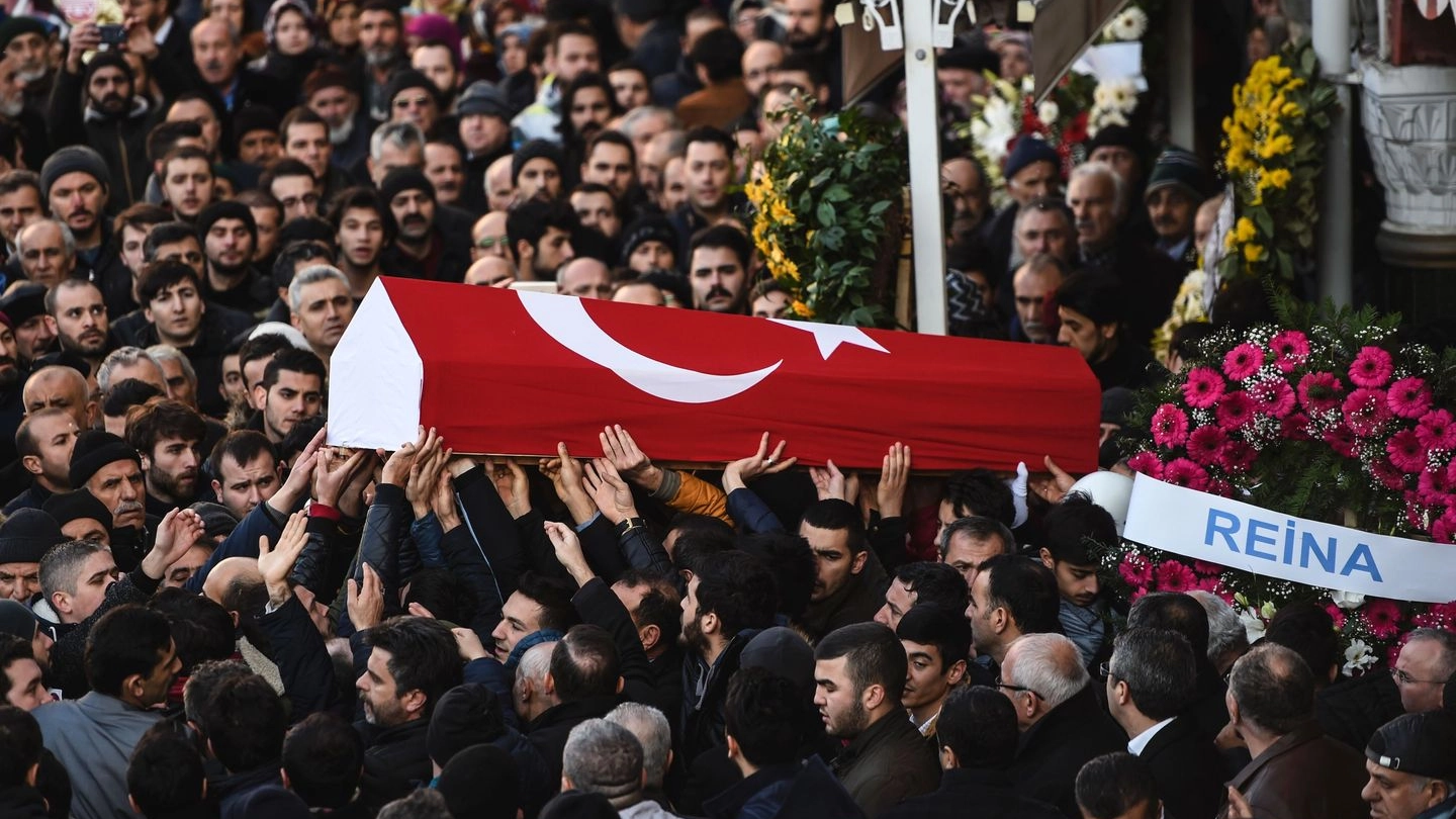 Il funerale delle vittime dell'attentato di Istanbul (Afp)