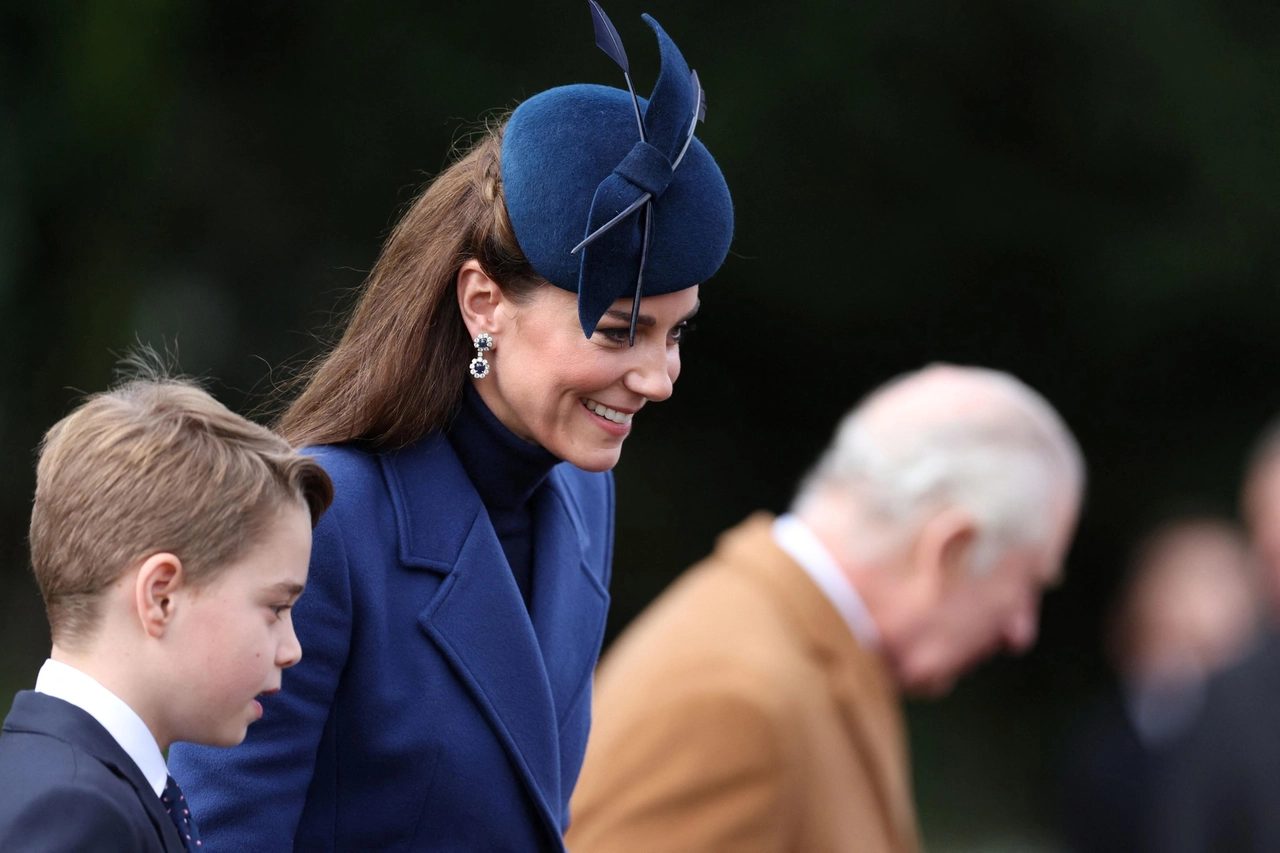 Kate Middleton con i reali alla messa di Natale, nella chiesa di St Mary Magdalen a Sandringham, Inghilterra (Ansa)