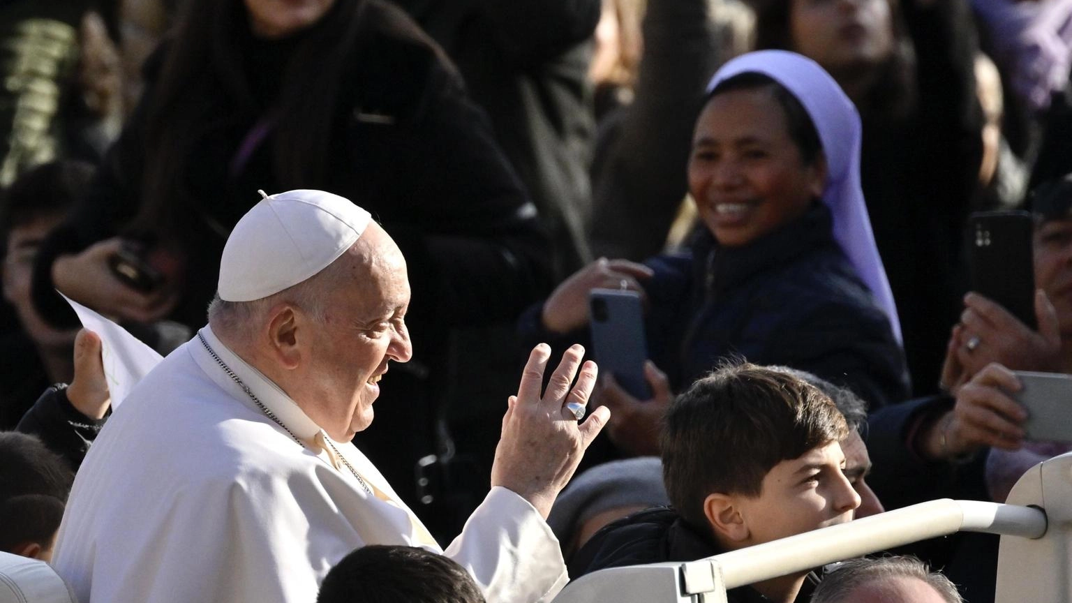 Il Papa ha l'influenza, udienze sospese, sottoposto a Tac