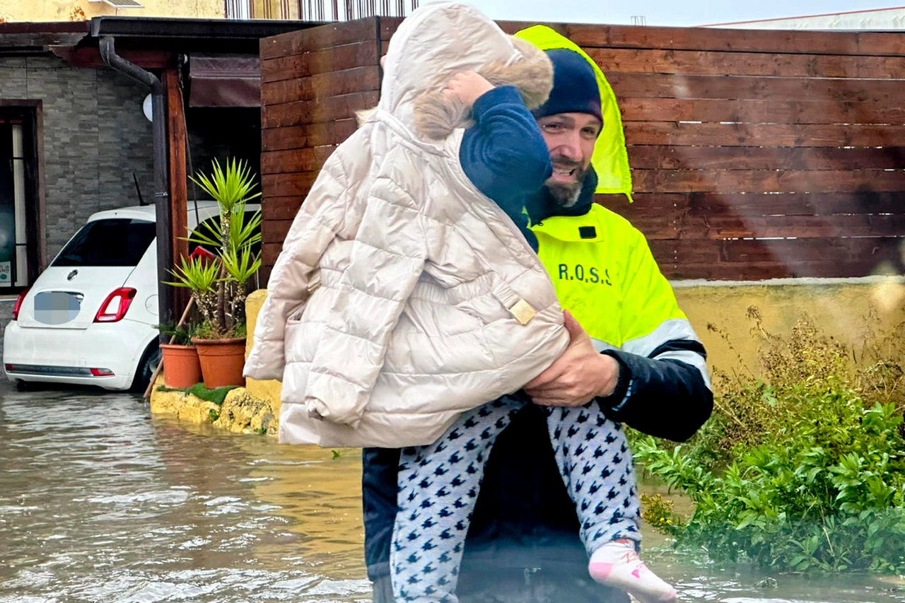 Sarno esondato: i soccorsi a Castellammare di Stabia