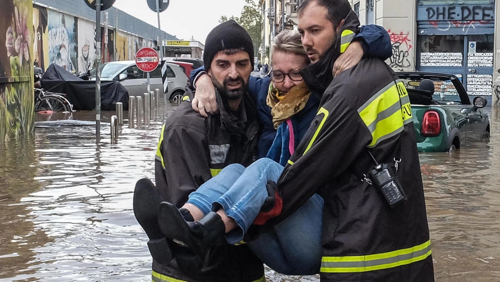 Il quartiere Isola a Milano completamente allagato dopo l’esondazione del Seveso