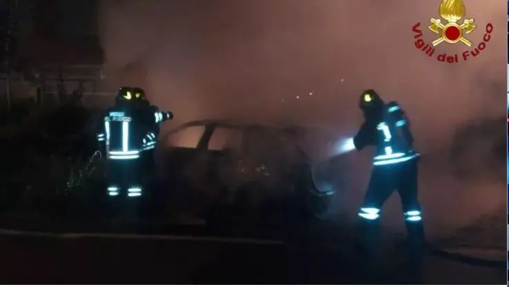 Incendio nella notte a Portici, auto distrutte e palazzo danneggiato: forse matrice dolosa