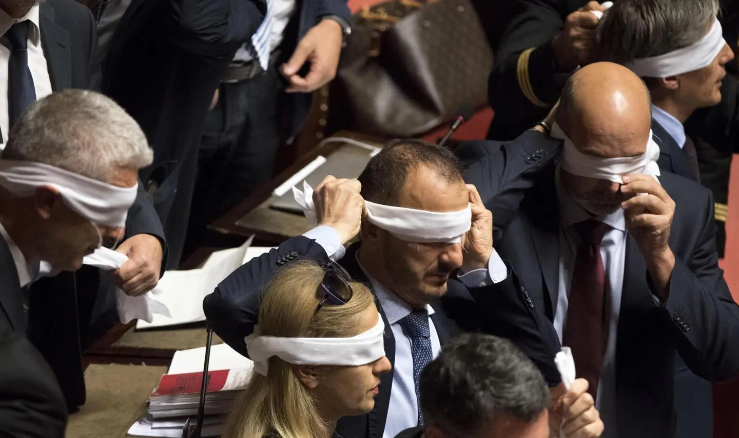 Rosatellum, il governo pone la fiducia anche in Senato. Proteste in aula