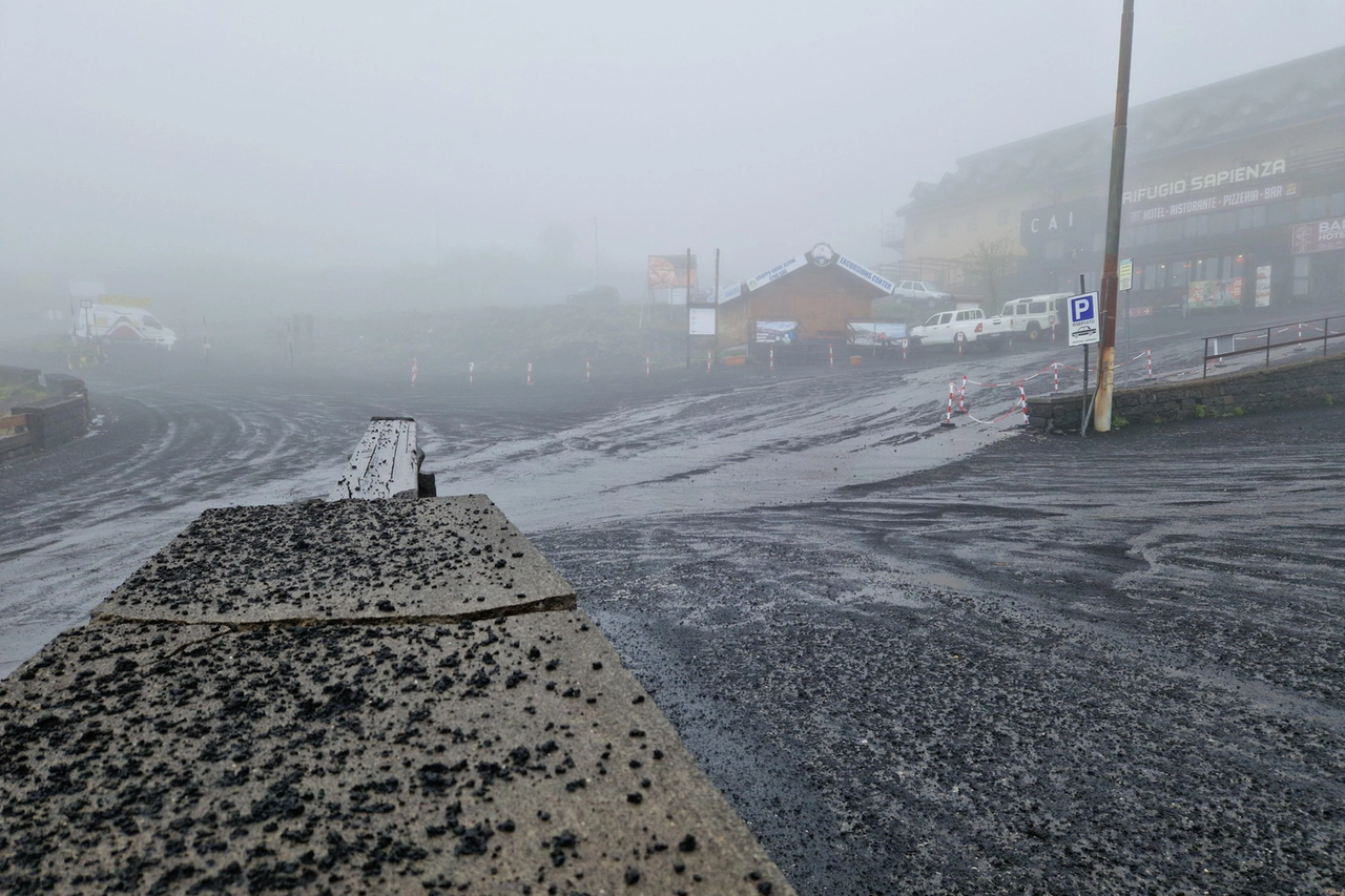 Etna in eruzione, cenere a Nicolosi (Ansa)